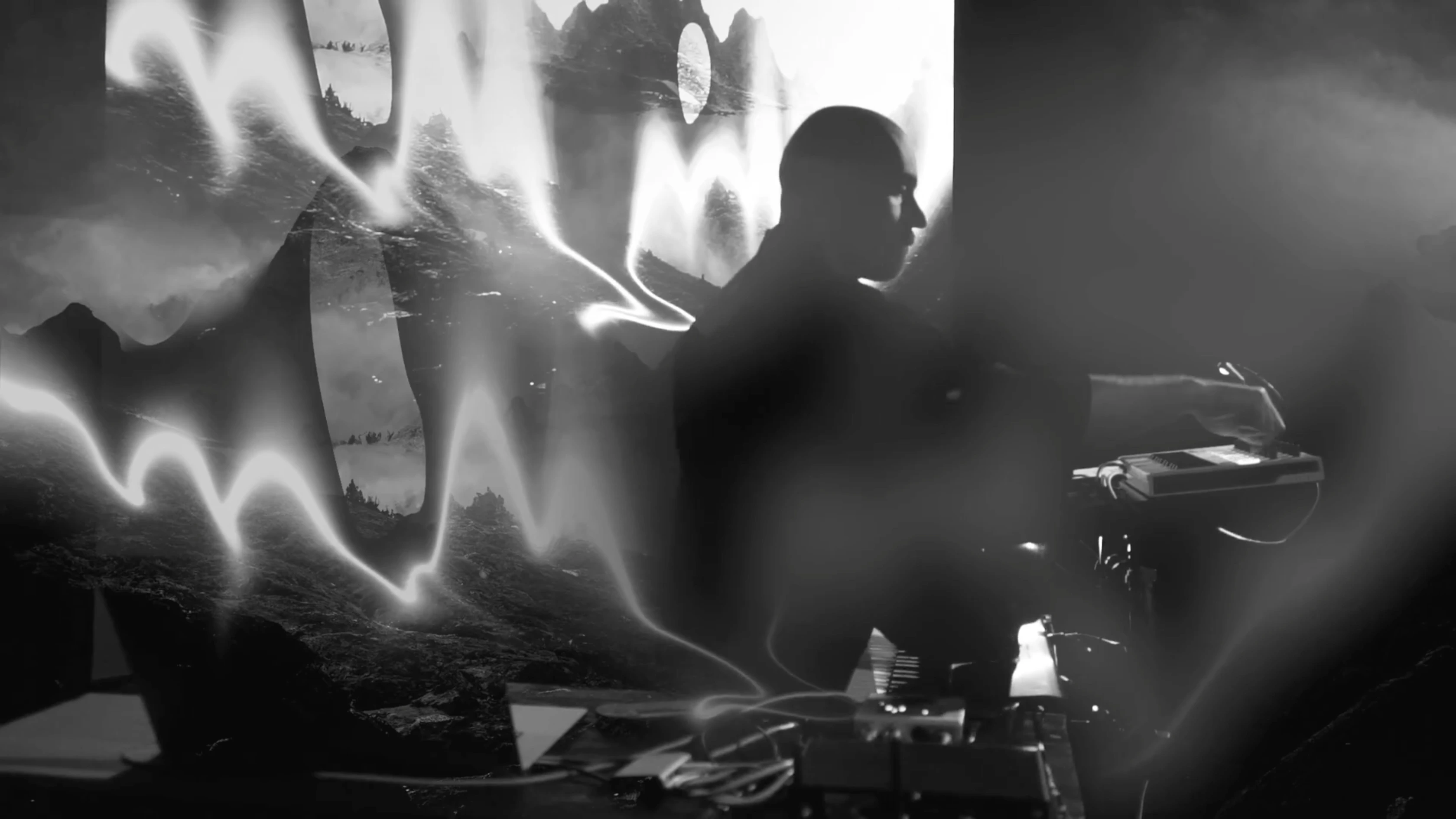 Benjamin Gibert en live, devant des projections de paysages de montagne